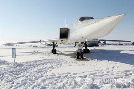 Tupolev Tu-22M3 (Backfire) là một máy bay ném bom tấn công tầm xa với các cánh linh hoạt.