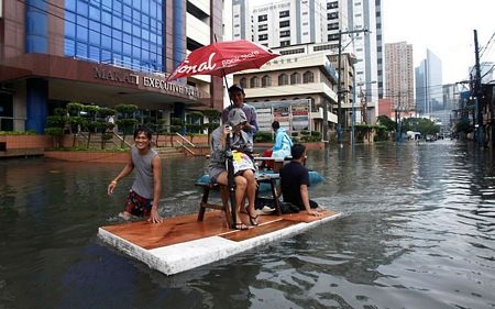 Thủ đô Philippines hoá “công viên nước” vì mưa lũ - 2 Cảnh tượng ngập lụt tại quận tài chính Makati của Manila.
