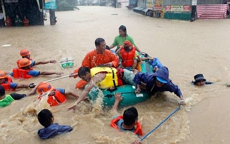 Thủ đô Philippines hoá “công viên nước” vì mưa lũ - 4 Ở nhiều khu vực, nước ngập sâu đến cổ.