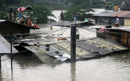 Thủ đô Philippines hoá “công viên nước” vì mưa lũ - 6 Ở nhiều khu vực, nước ngập sâu đến cổ.