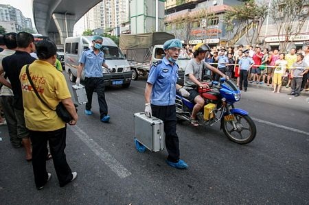 Trung Quốc: Tên cướp nguy hiểm sát hại 9 người đã bị bắn chết - 4 Các nhân viên pháp y tới hiện trường sau khi Zhou bị bắn chết.
