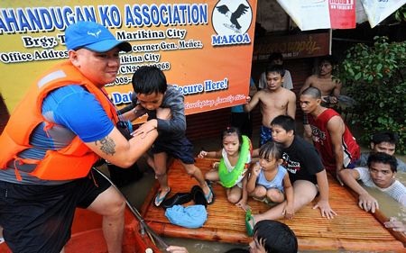 Thủ đô Philippines hoá “công viên nước” vì mưa lũ - 10 Lực lượng cứu hộ phải nỗ lực hết mình để sơ tán người dân.