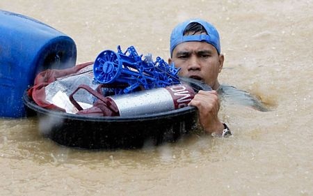Thủ đô Philippines hoá “công viên nước” vì mưa lũ - 5 Ở nhiều khu vực, nước ngập sâu đến cổ.