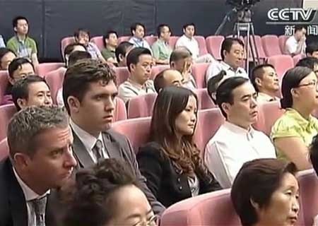 Nghi án nhân vật thứ 3 bí ẩn trong vụ án Cốc Khai Lai - 2 Các nhà ngoại giao Anh (trái) tham dự phiên toà.