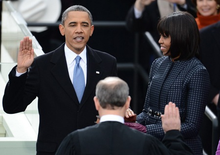 Ông Obama đặt tay lên cuốn kinh thánh và đọc lời tuyên thệ.