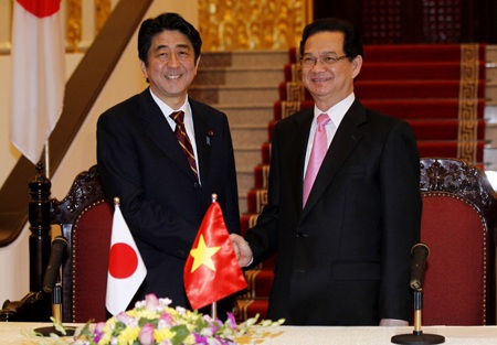Lễ đón Thủ tướng Nhật Bản Shinzo Abe tại Hà Nội - 16 Sau cuộc hội đàm chính thức, hai Thủ tướng đã có cuộc họp báo chung.