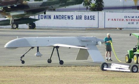 Một chiếc máy bay do thám Mỹ đậu tại căn cứ không Edwin Andrews ở Philippines hồi năm 2002.