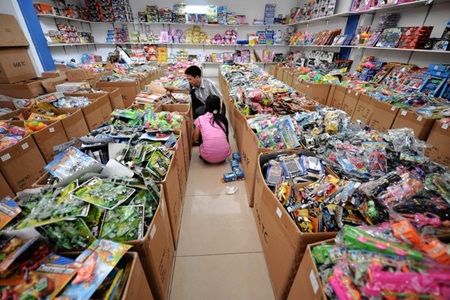 Một cửa hàng đồ chơi trẻ em ở Jakarta, Indonesia tràn ngập hàng Made in China.