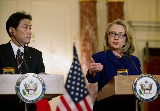 Ngoại trưởng Mỹ Hillary Clinton và người đồng cấp Nhật Bản Fumio Kishida tại Washington ngày 18/1.
