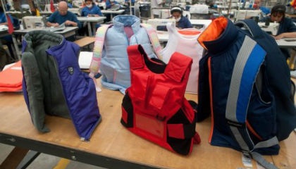 Quàn áo và balô chống đạn cho trẻ em.