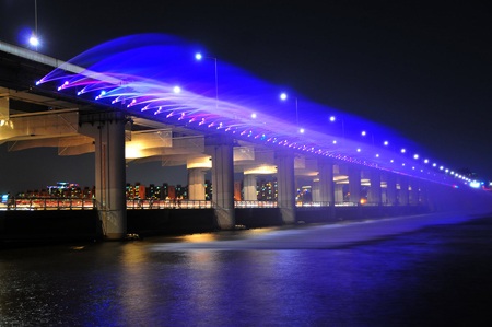 Một cây cầu bắc qua sông Hàn ở thủ đô Seoul.