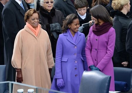 Mẹ vợ của ông Obama, bà Marian Robinson, đứng cạnh 2 cháu gái.