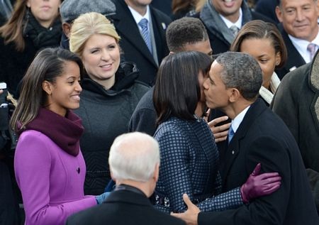 Ông Obama và phu nhân dành cho nhau những cử chỉ thân mật trước sự chứng kiến của đám đông.