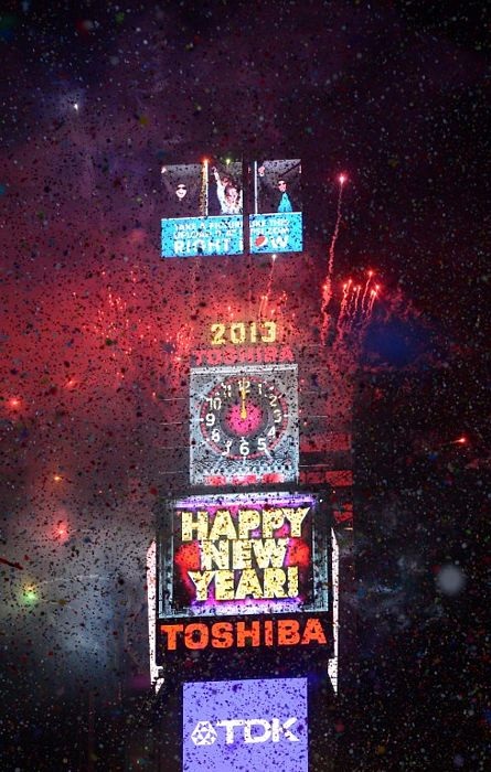 Pháo hoa được bắn lên và hoa giấy được thả trong khoảnh khắc giao thừa.