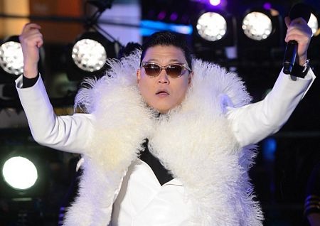 Nam ca sĩ PSY và nữ ca sĩ Taylor Swift trình diễn trong chương trình.