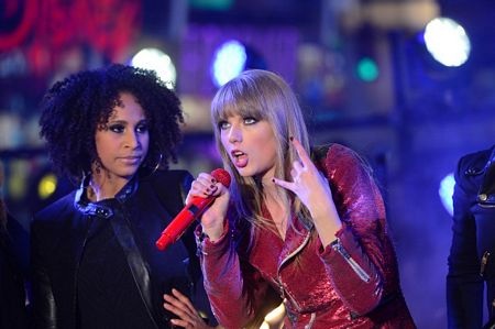 Nam ca sĩ PSY và nữ ca sĩ Taylor Swift trình diễn trong chương trình.