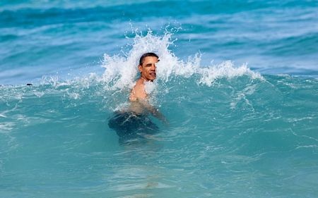 Tổng thống Obama trổ tài bơi lội trong kỳ nghỉ Giáng sinh tại Hawaii.