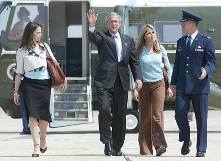 Tổng thống George W. Bush có 2 cô con gái song sinh Barbara và Jenna.