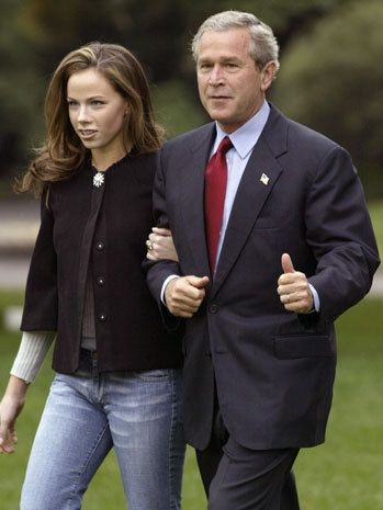 Ông Bush và con gái Jenna. Cô chị Barbara đã kết hôn hồi năm 2008.