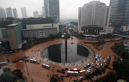 Cảnh lũ lụt nghiêm trọng tại Jakarta, Indonesia.