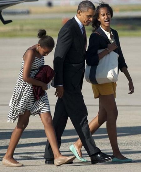 Sau 4 năm, Malia và Sasha đã cao bật hẳn lên, thậm chí cô chị Malia còn cao gần bằng bố.