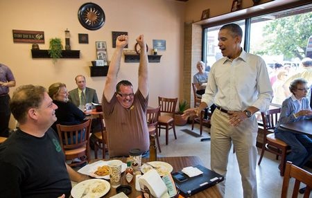 Một người đàn ông vui mừng khi được Tổng thống Obama mời bia của Nhà Trắng.