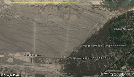 Trung Quốc xây các công trình bí ẩn giữa sa mạc - 2 Khu vực xây dựng nằm xa khu dân cư.