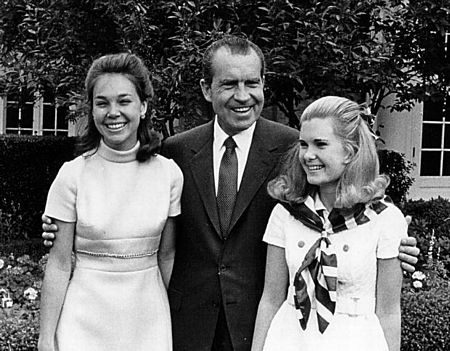 Hai cô con gái xinh đẹp Julie và Tricia nhà Tổng thống Richard Nixon.