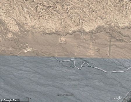 Trung Quốc xây các công trình bí ẩn giữa sa mạc - 3 Ảnh chụp địa điểm hồi năm 2011.