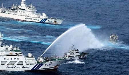 Tàu Nhật Bản, Đài Loan “đấu” vòi rồng trên biển - 5 Tàu của lực lượng tuần duyên Nhật phun nước về phía tàu Đài Loan