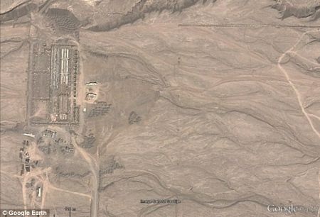 Trung Quốc xây các công trình bí ẩn giữa sa mạc - 4 Ảnh chụp địa điểm hồi năm 2011.