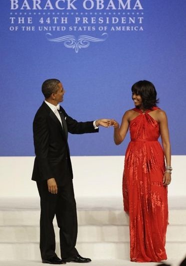 Họ dành cho nhau những cử chỉ thân mật.