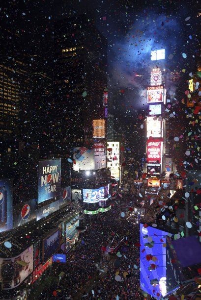 Quảng trường Thời đại chật kín người vào tối 31/12.