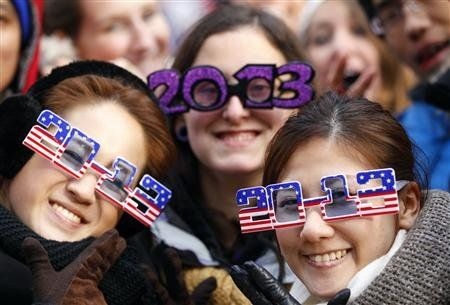 Mọi người thích thú với những chiếc kính mang con số 2013.