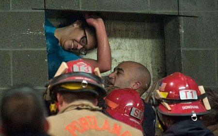 Một người đàn ông đi qua một cây cầu độc đáo được tạo nên bằng rễ cây ở Padang, Indonesia.