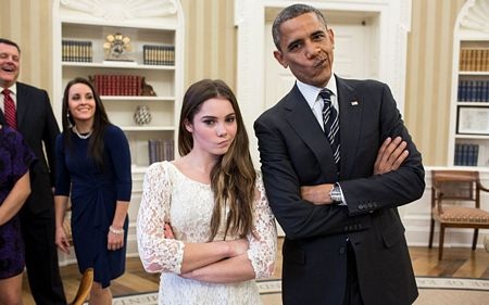 Ông Obama hài hước chụp ảnh cùng vận động viên thể dục Mỹ McKayla Maroney.