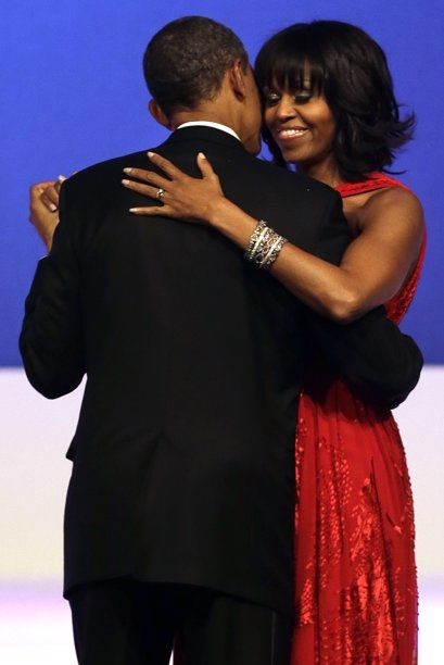 Họ dành cho nhau những cử chỉ thân mật.