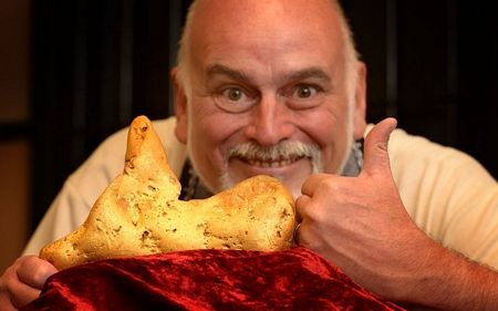 Một người đàn ông đi qua một cây cầu độc đáo được tạo nên bằng rễ cây ở Padang, Indonesia.