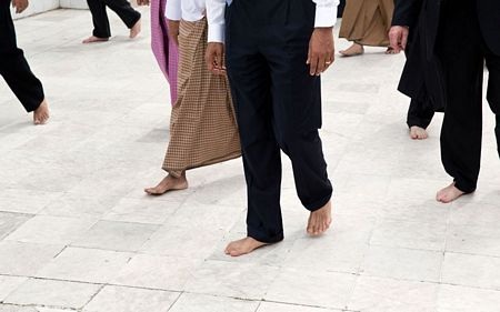 Ông Obama tháo giày đi chân trần khi tới thăm một ngôi chùa ở Yangon, Myanmar.