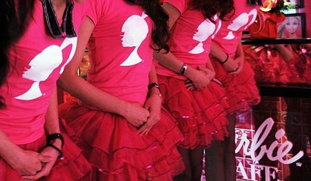 Nhân viên phục vụ mặc các sản phẩm thời trang mang thương hiệu Barbie