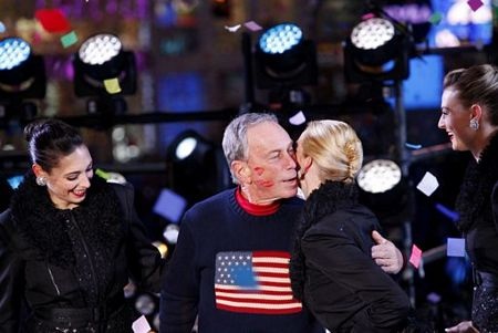 Thị trưởng New York Michael Bloomberg (giữa) cũng tham dự buổi lễ.