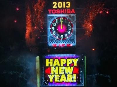 Dòng chữ Chúc mừng năm mới xuất hiện trên màn hình lớn khi đồng hồ điểm 0 giờ.