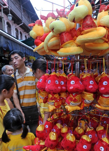 Một khu phố tràn ngập đồ trang trí Tết ở Singapore.