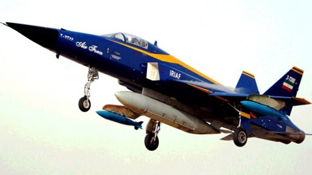 Một máy bay chiến đấu Saeqeh (Thần Sấm) do Iran tự chế tạo
