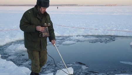 Đã tìm thấy hơn 53 mảnh vỡ thiên thạch tại Nga - 5 Một người đang tìm kiếm mảnh vỡ thiên thạch trên hồ Chebarkul.