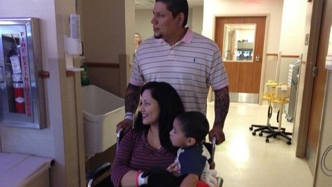 Vợ chồng chị Tressa và cậu con trai lớn