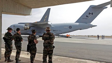 Một máy bay vận tải chở thiết bị quân sự Pháp tại sân bay ở thủ đô Bamako, Mali.