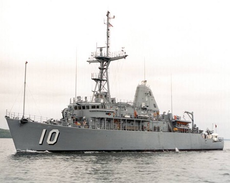 Tàu quét mìn USS Warrior.