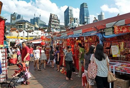 Một bé gái Mộc Châu phụ giúp bố mẹ bán đào.