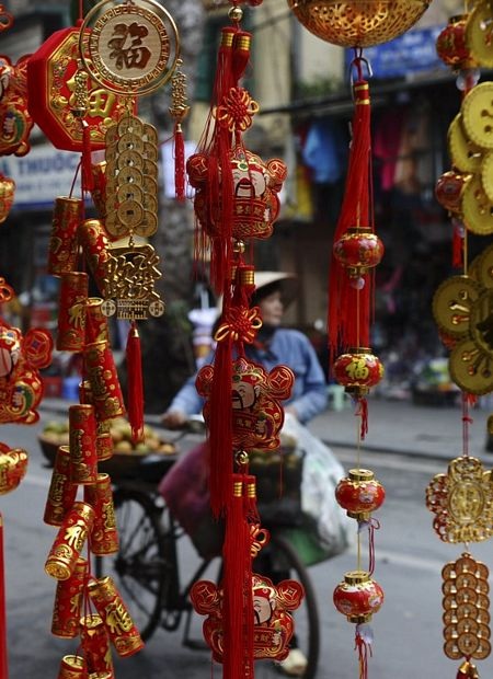 Những món đồ trang trí màu đỏ là thứ không thể thiếu trong dịp Tết nguyên đán của người Việt Nam.